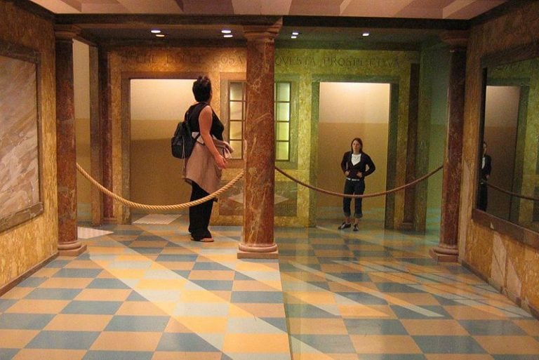 Image of Ames Room Optical Illusion